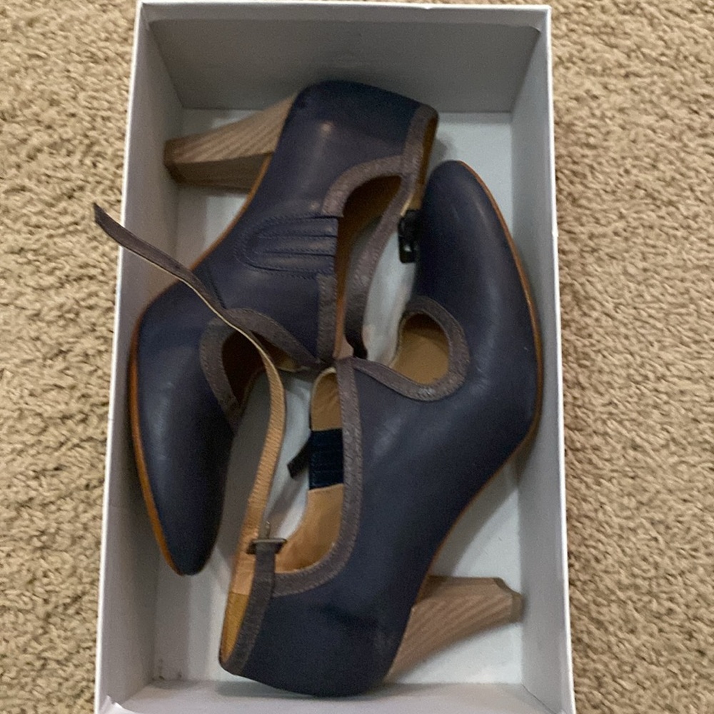 Sundance navy, leather pumps, size 38. Worn a couple of times.